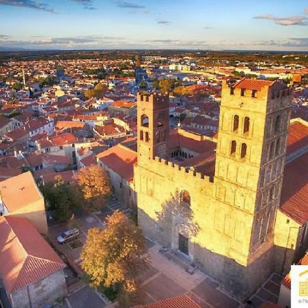 Maison Au Pied De La Cathedrale Elne Exteriér fotografie